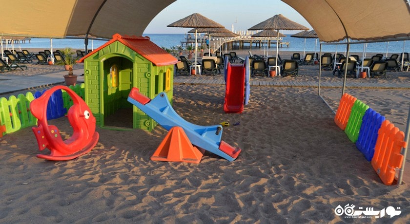 محوطه بازی کودکان در ساحل